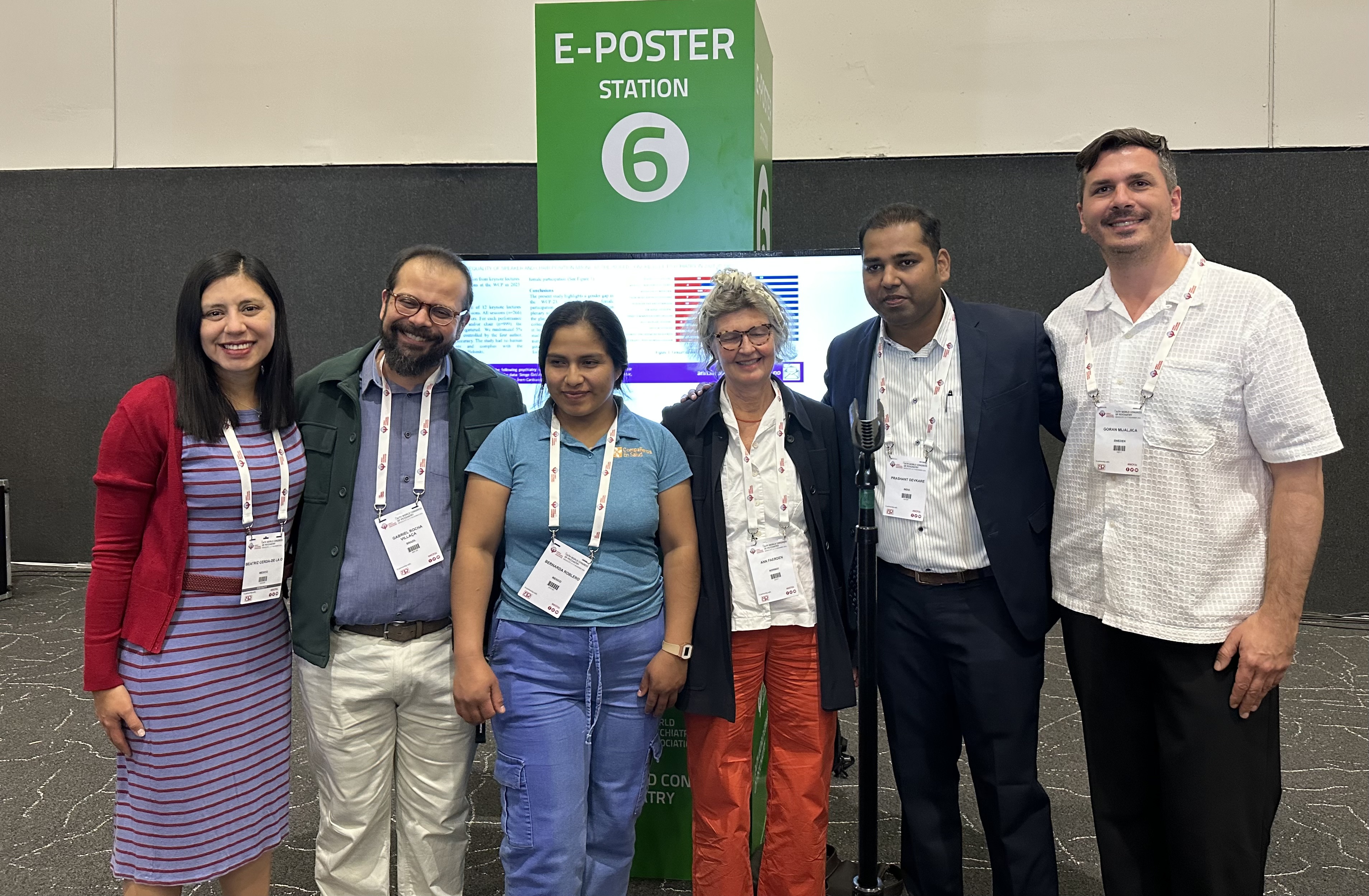 Mennesker foran en poster p&aring; en konferanse