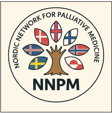 Logo til NNPM. Et tre omringet av de nordiske flaggene. Tekst NNPM under treet og Nordic Network for Palliativ Medicine ytterst.