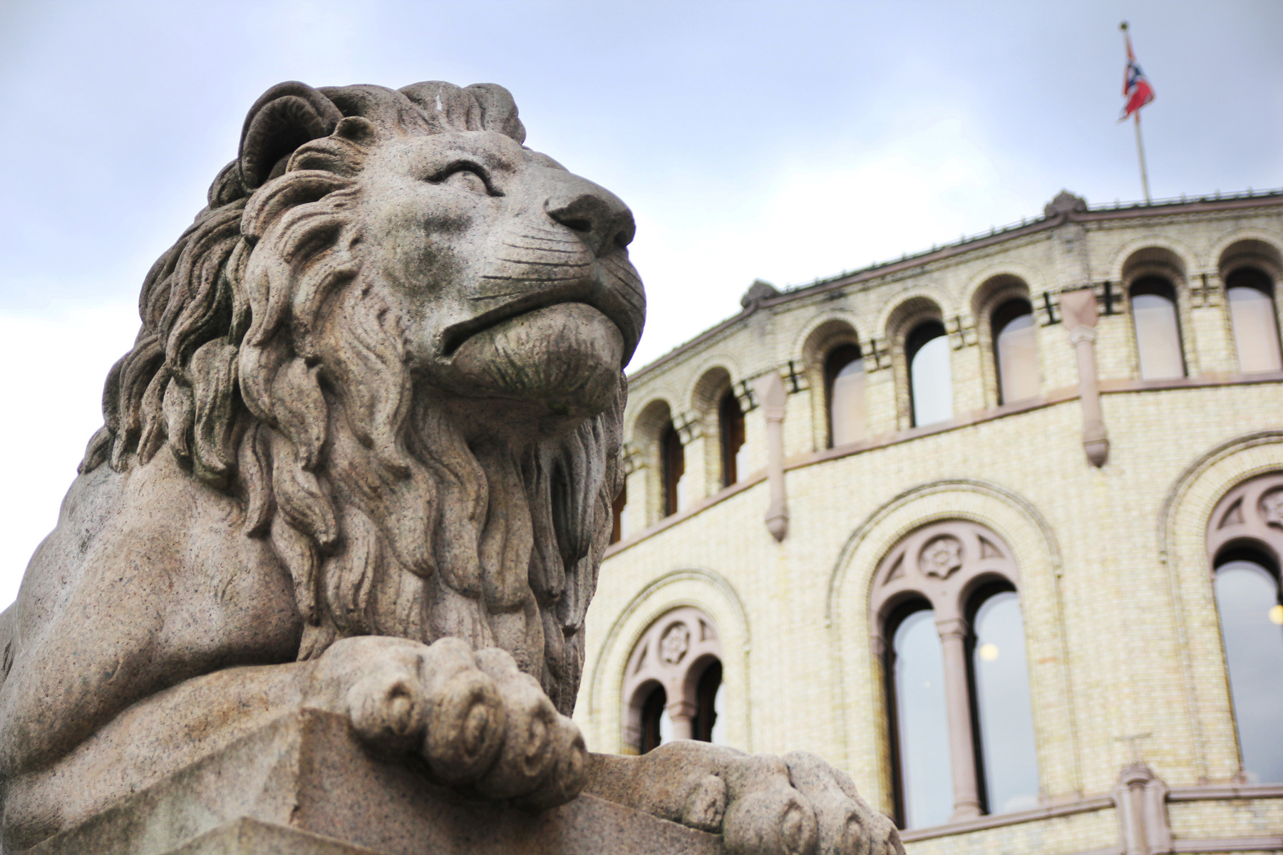 Bilde av løve-statue foran Stortinget