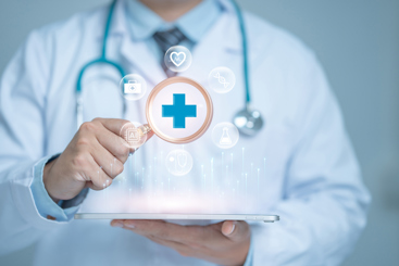 Lege med forstørrelsesglass for å kontrollere kvalitet