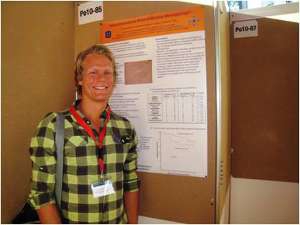 Forskerlinjestudent Thomas Backer-Grøndahl foran sin poster på den 17. verdenskongressen i nevropatologi i Salzburg i september 2010.