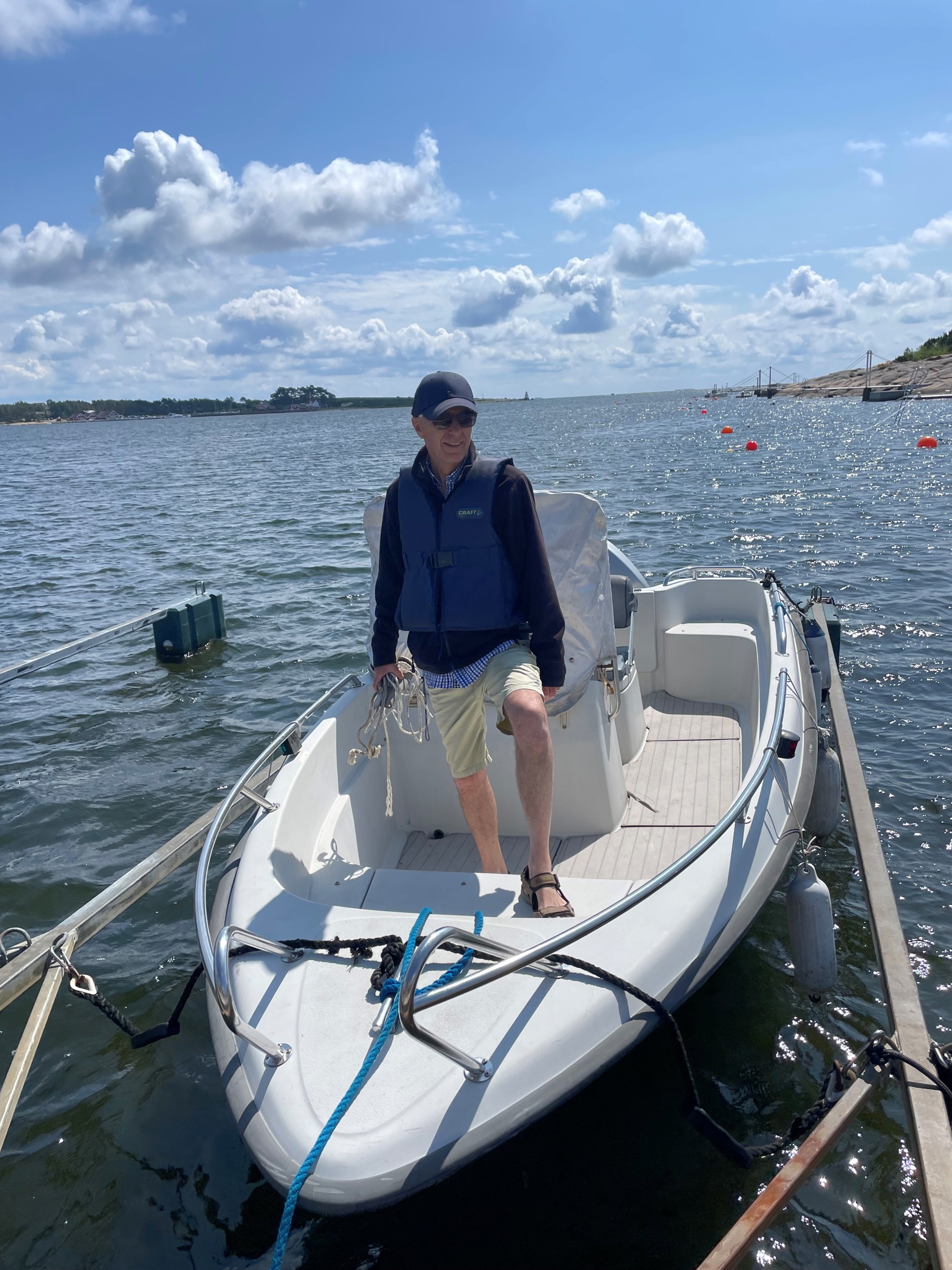 Lars Lien i båt i skjærgården en sommerdag