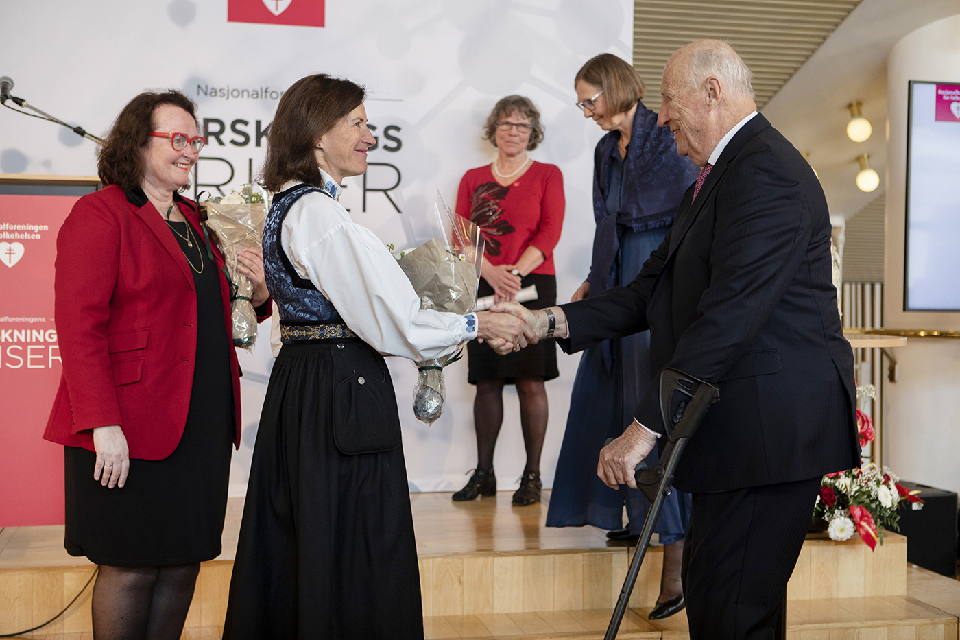 Bilde av Bettina Husebø idet hun mottar en forskningspris.