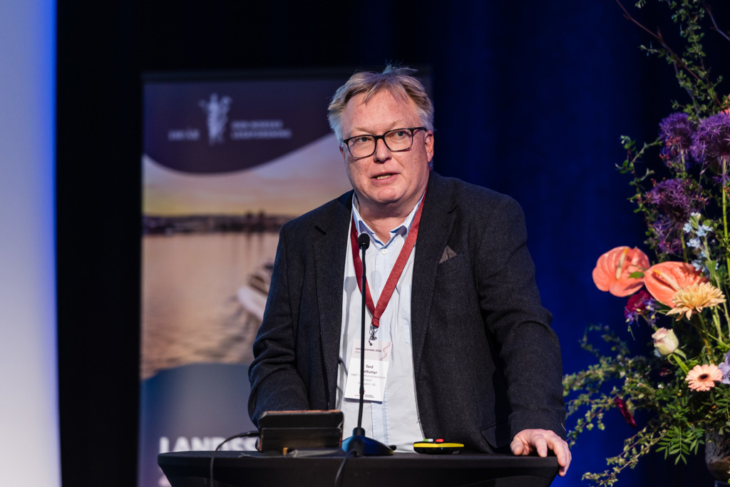 bilde av Tord Moltumyr på talerstolen