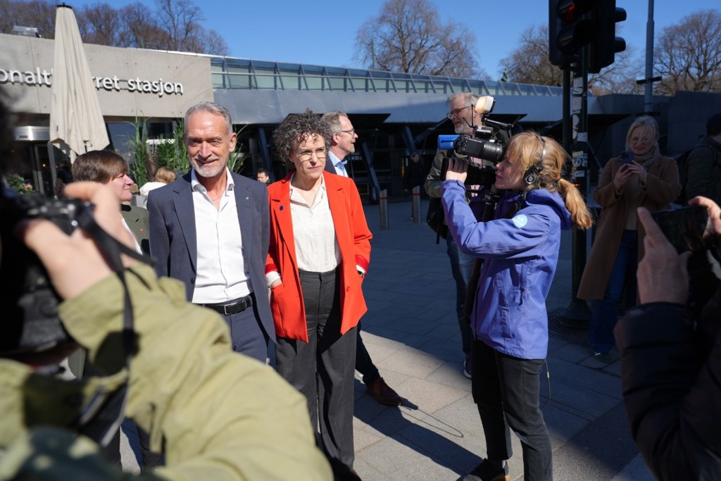 Tonje Leborg på vei inn i forhandlingene sammen med Tor Arne Gangsø som leder forhandlingene for KS. Foto: Akademikerne