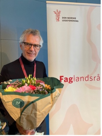 Mann med blomsterbukett