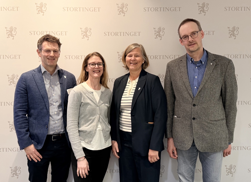 Eigil Sandvik (Møre og Romsdal legeforening), Marit Seim Ekeland (Sør-Trøndelag legeforening), Anne-Karin Rime og Mathis Heibert (Nord-Trøndelag legeforening) under stortingshøringen om Helseplattformen. Foto: Legeforeningen