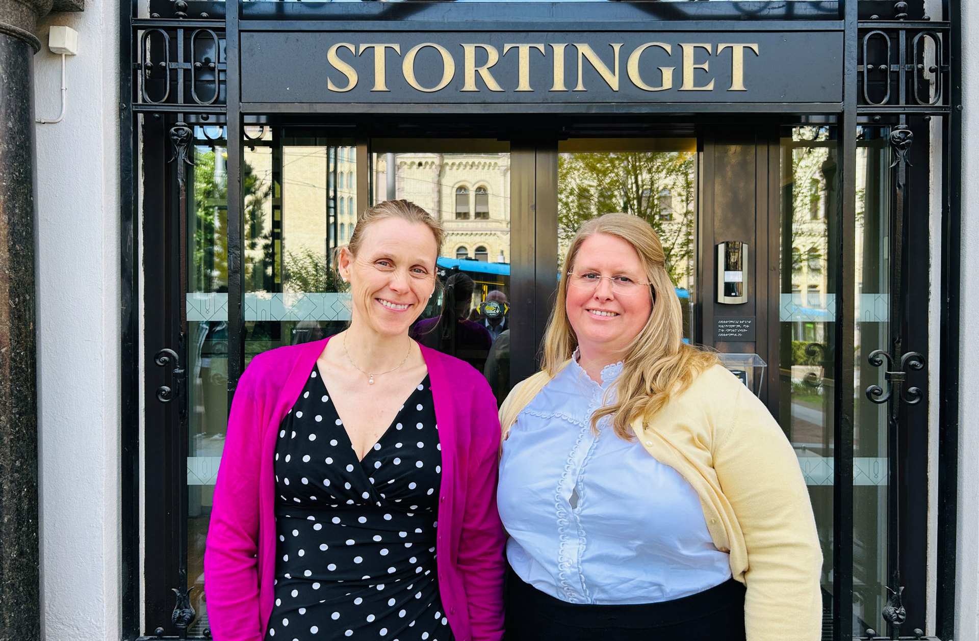 Leder i Akademikerne, Lise Lyngsnes Randeberg og leder i Yngre legers forening, Ingeborg Henriksen. Foto: Legeforeningen