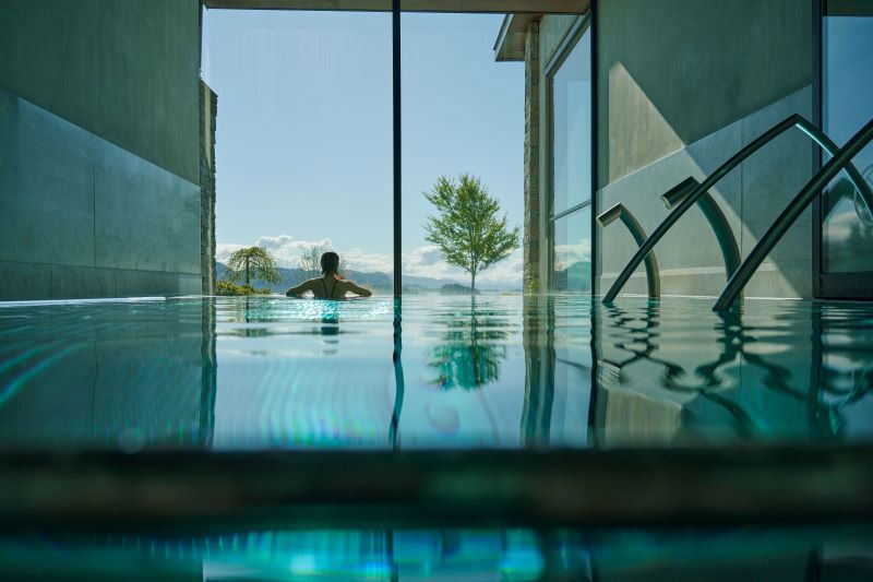 Bilde av et spa basseng og ryggen til en kvinne. Foto: Solstrand Hotel & Bad/Montag