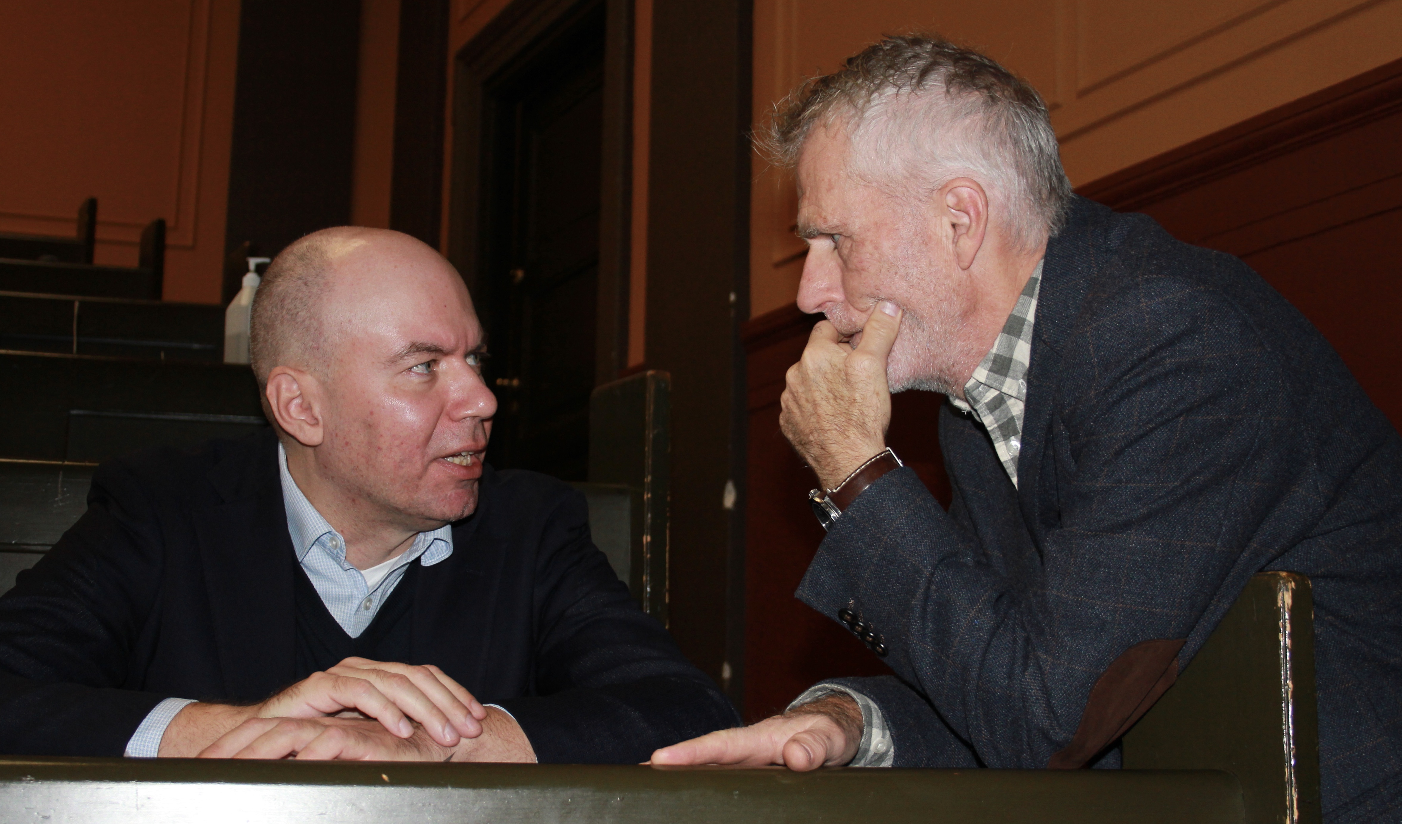 To voksne menn i samtale.