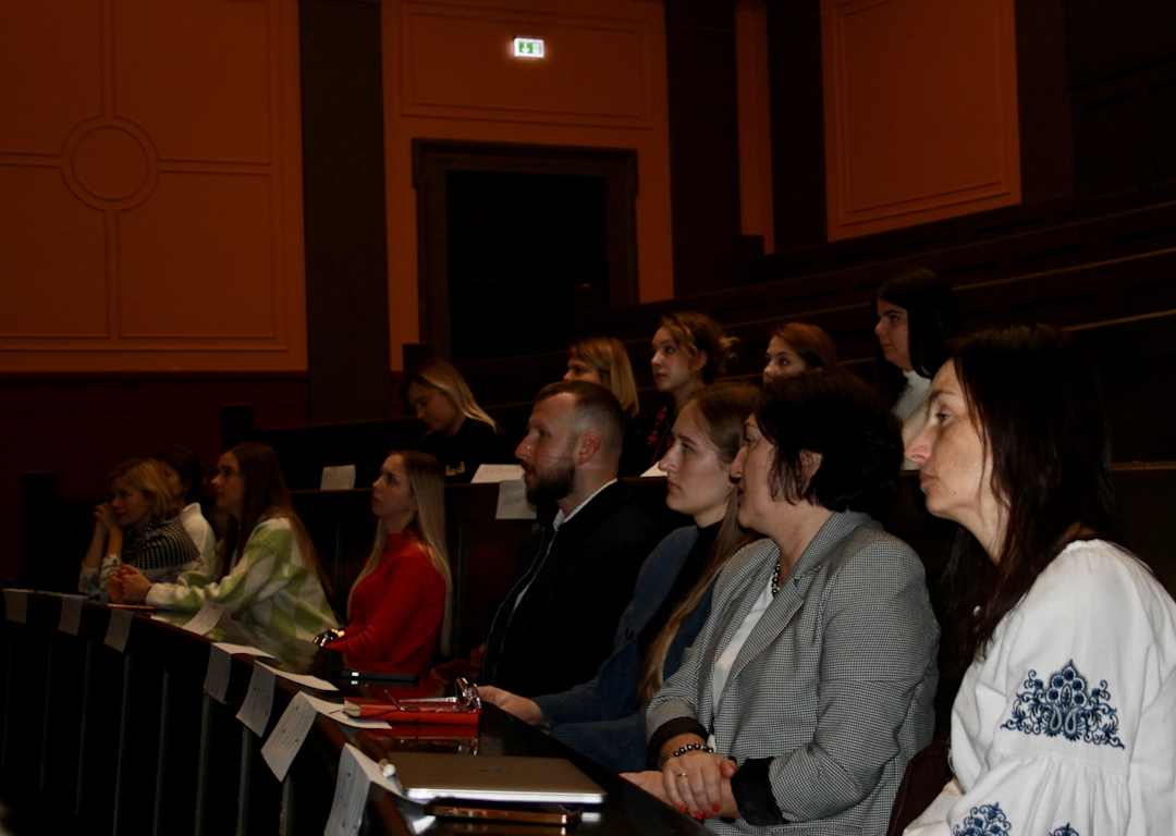 Unge mennesker i et gammelt auditorium