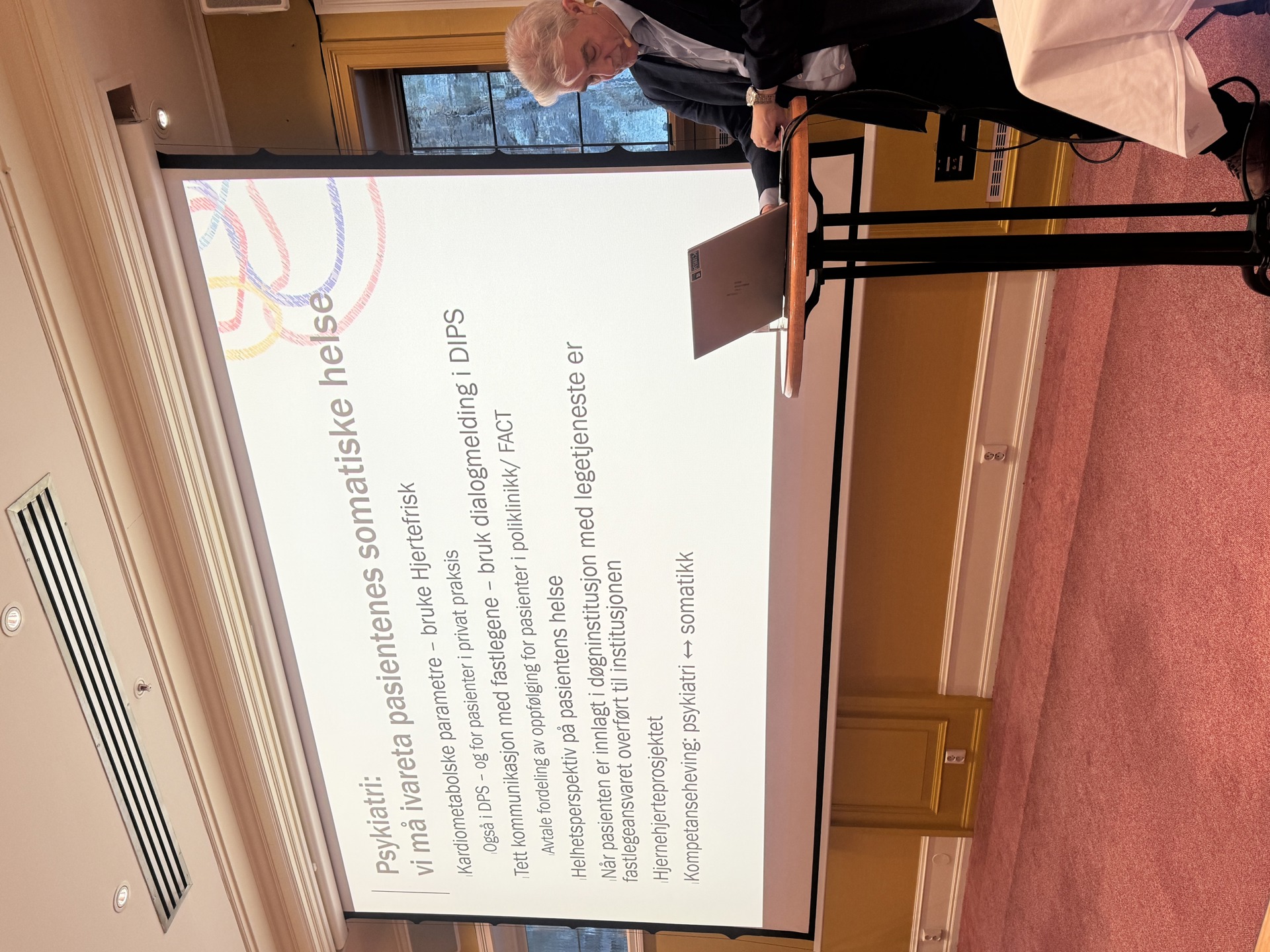 Rune Kroken ved siden av et lysark på storskjerm