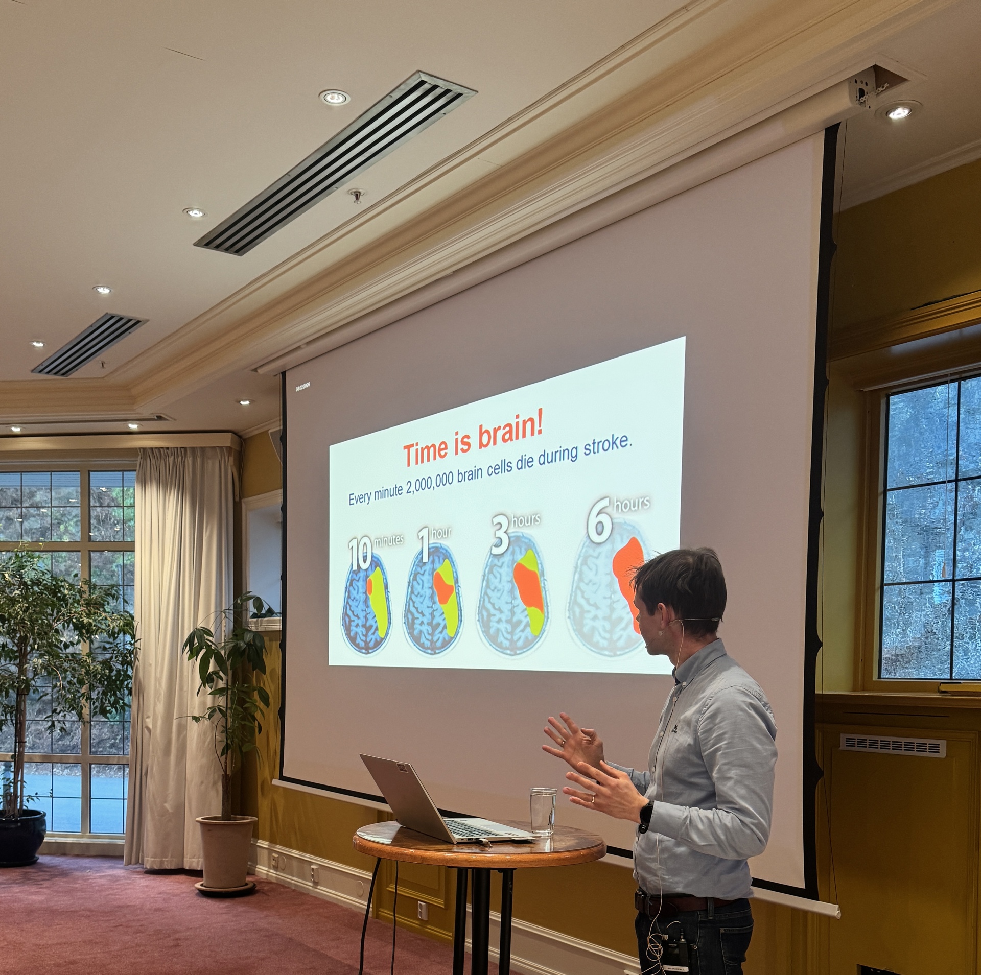 Sander Aarli på podium fremfor et lysark