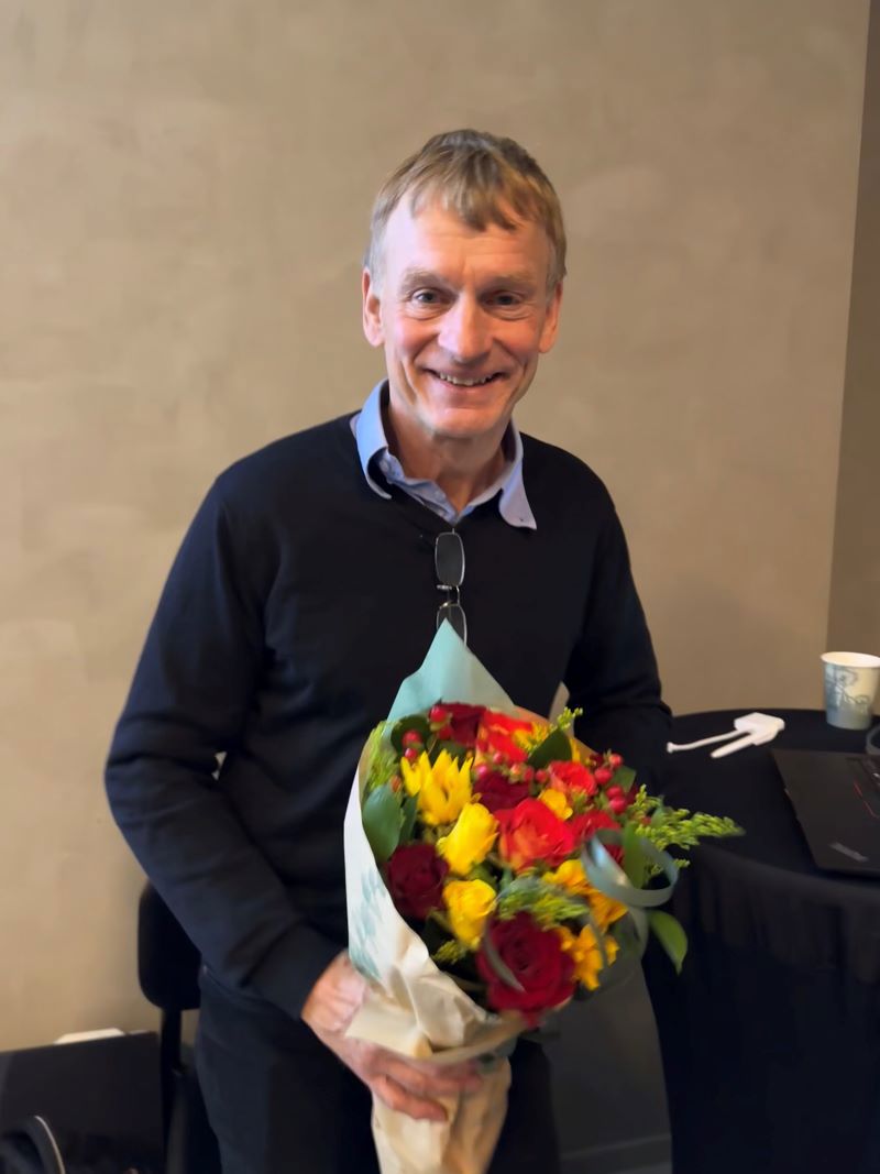 Bilde av Tor Ole Klemsdal, spesialist i indremedisin, som holder en blomsterbukett. Foto: Cathrine Rolfsen