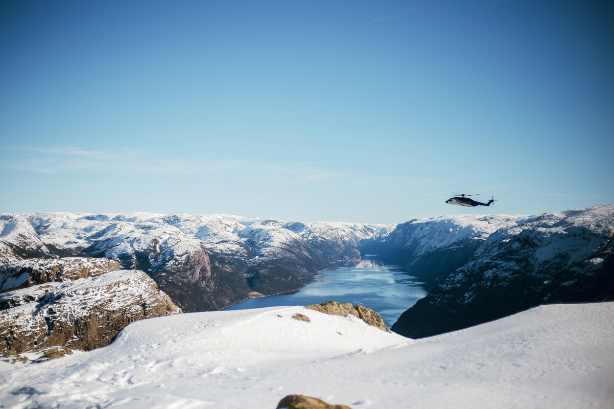 Redningshelikopter over Preikestolen og Lysefjord. Foto: Istockphoto.com/Mykola Shchepnyi