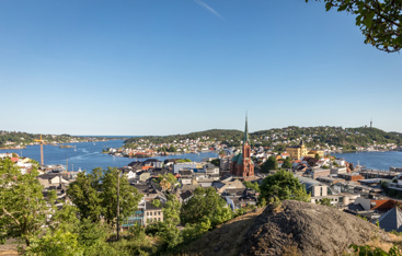 Bilde av den vakre byen Arendal på en solskinnsdag i juni 2018. Arendal er en liten by i Sør-Norge.