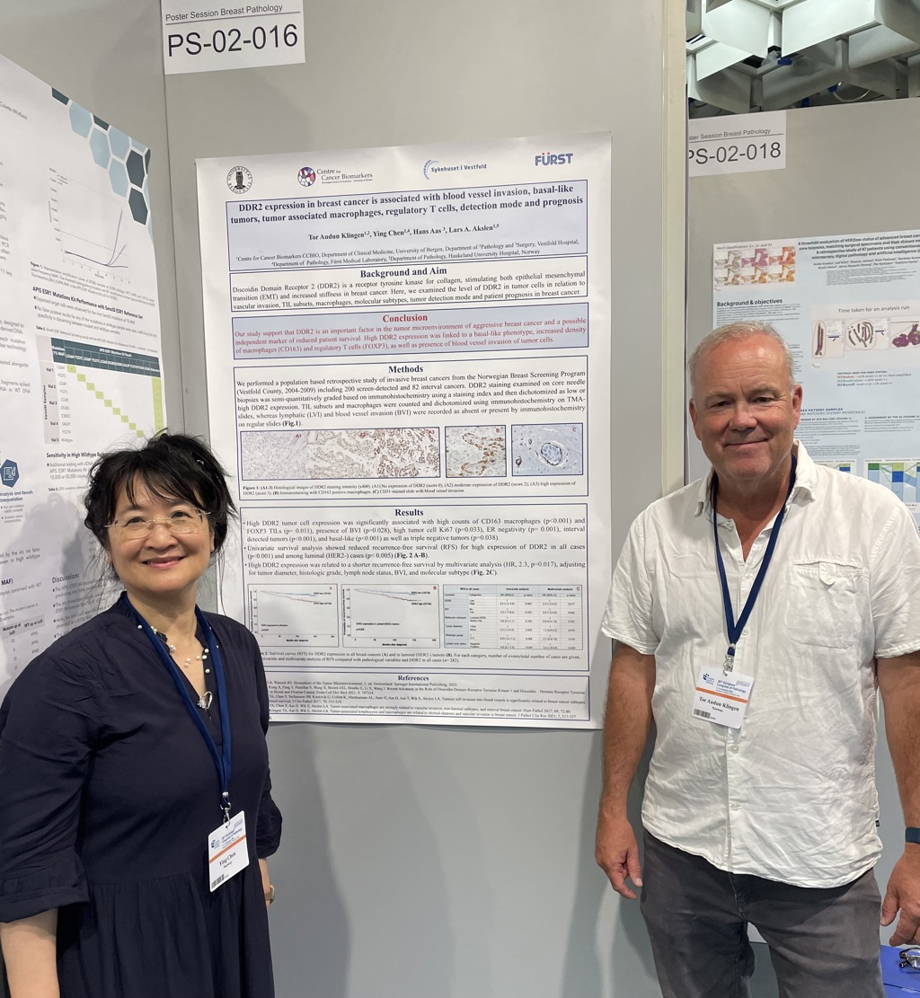 Ying Chen og Tor Audun Klingen ved plakaten som Klingen vant pris for. Foto: Ying Chen