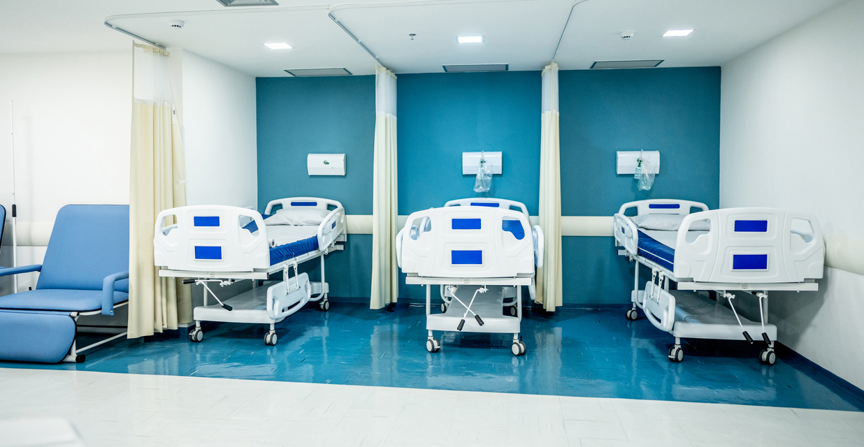 Tre tomme sykehussenger på et rom. Foto: Istockphoto.com/FG Trade