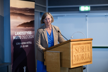 Bilde av Anne-Karin Rime på talerstolen under landsstyremøtet 2024.