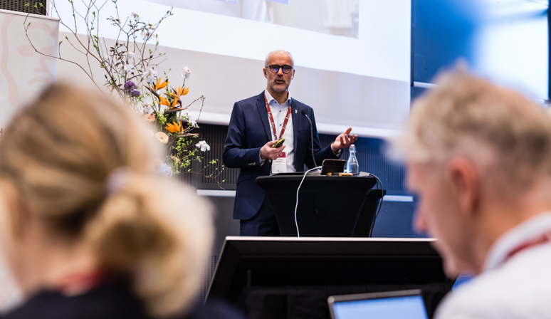 ÅPNET: Ståle Sagabråten åpnet det niende faglandsrådsmøtet, der leger fra hele landet er samlet på Økern i Oslo. Foto: Legeforeningen/Thomas B. Eckhoff
