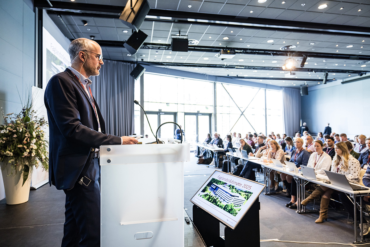 Bilde av Ståle Sagabråten ved talerstolen på et tidligere faglandsråd.