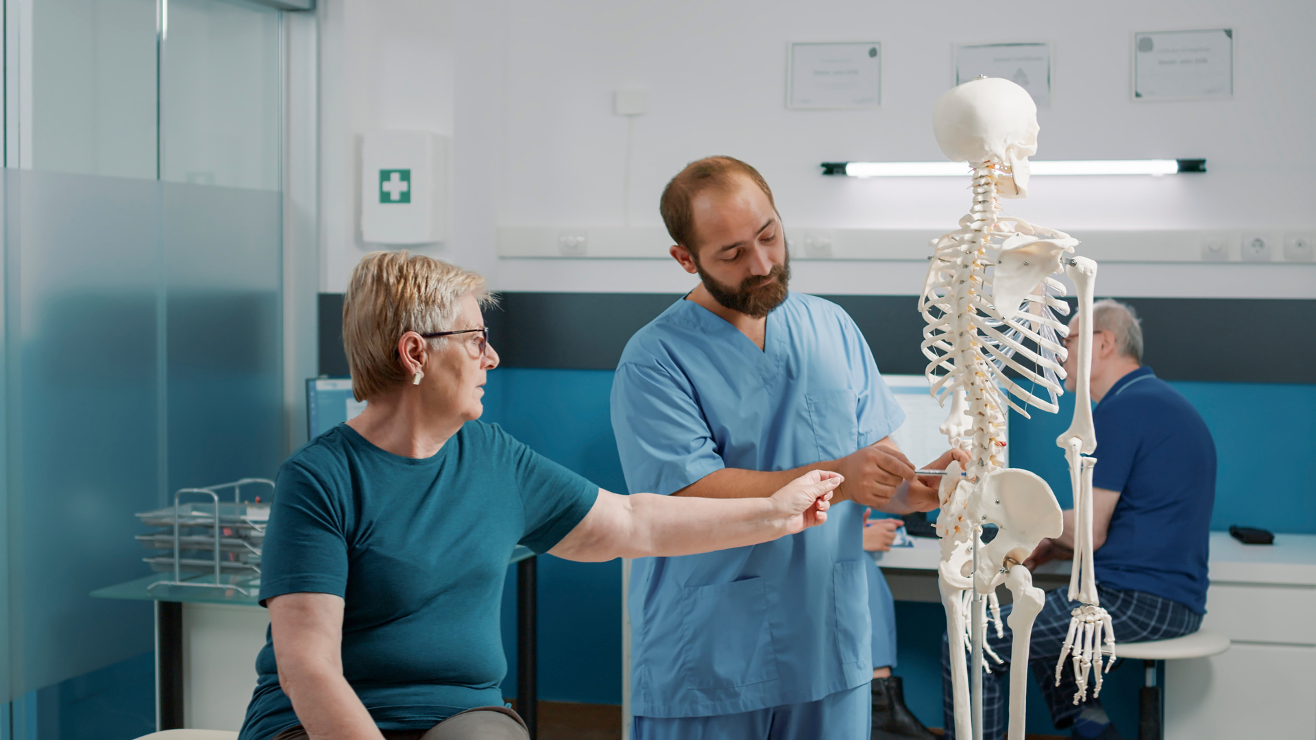 osteopath-explaining-orthopedic-diagnosis-on-human-skeleton