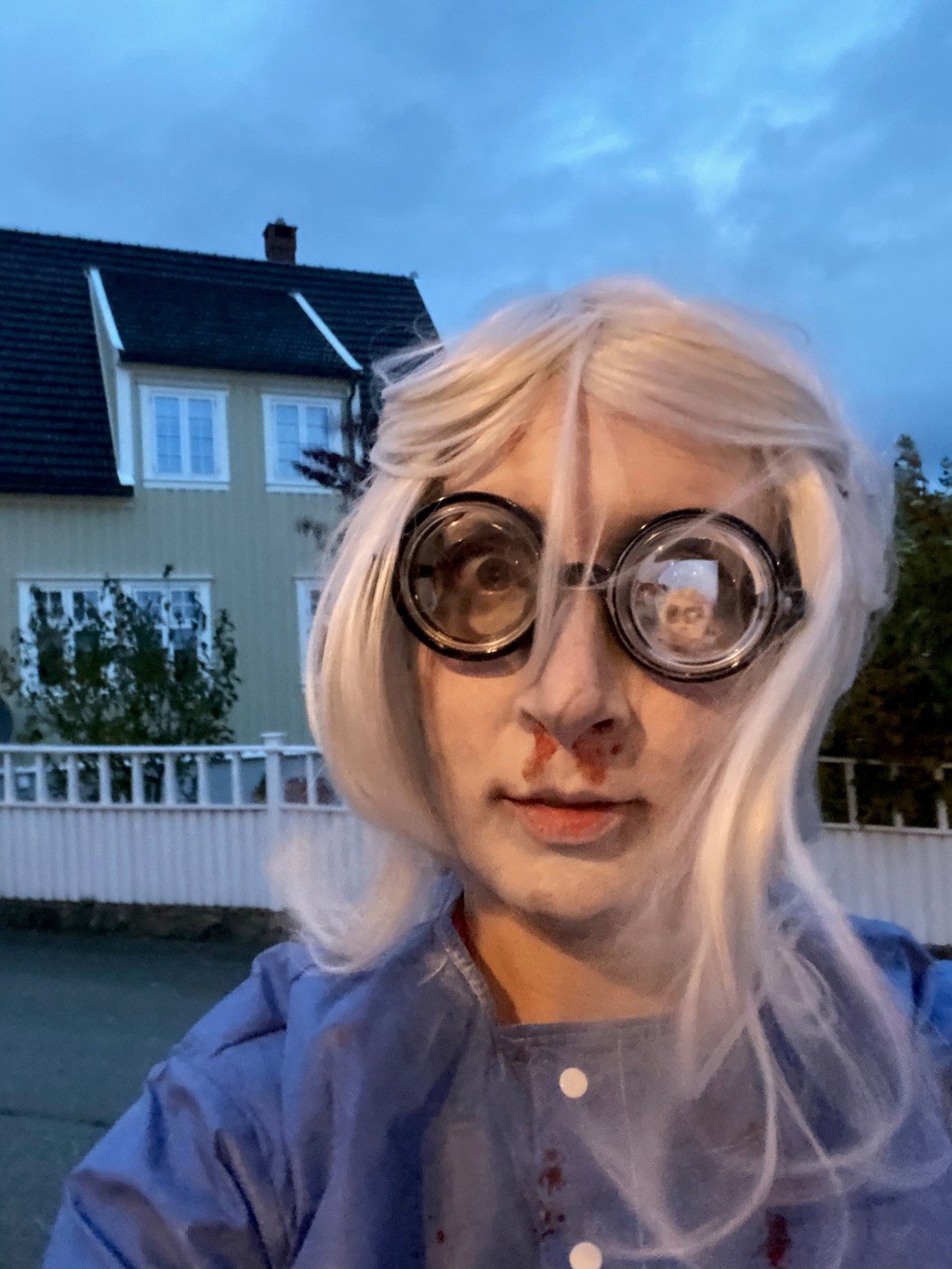 Melissa utkledd med rare briller og parykk