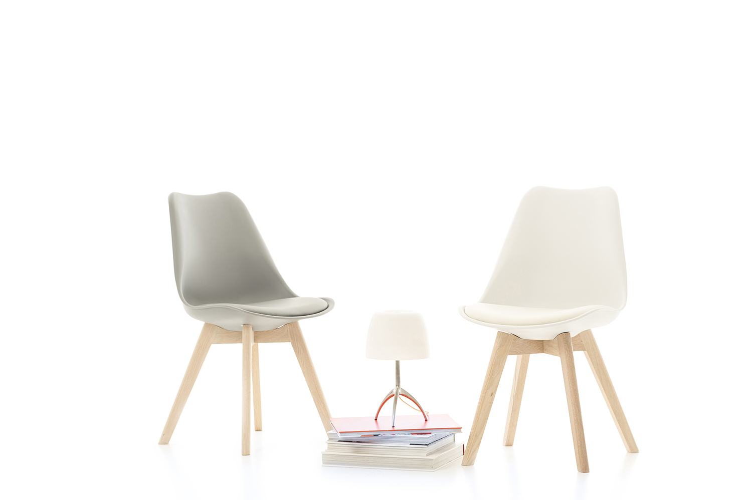 To tomme stoler som står vendt mot hverandre. Foto: Colourbox.