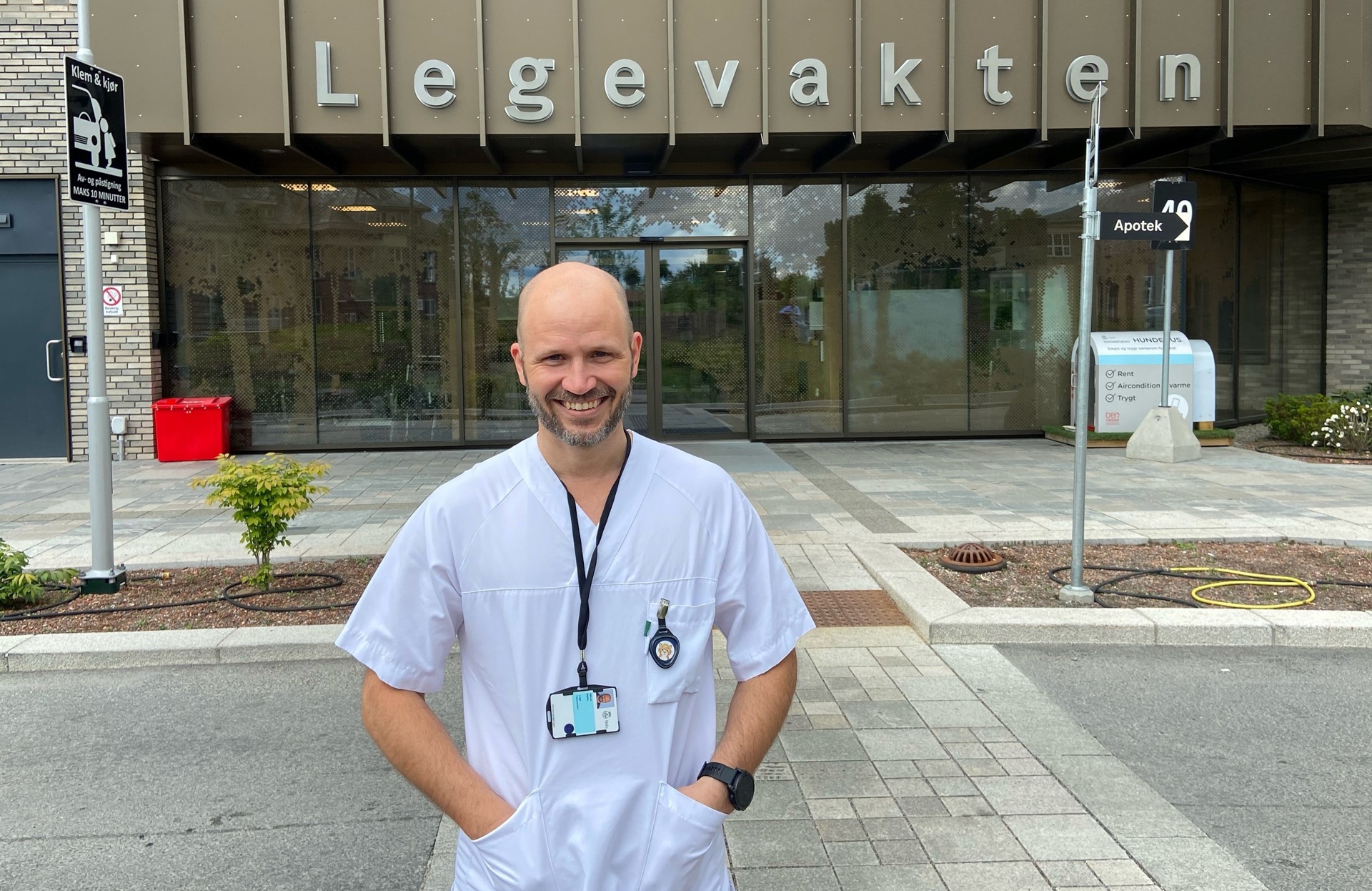 Håkon Sætre utenfor legevakten. Foto: Privat
