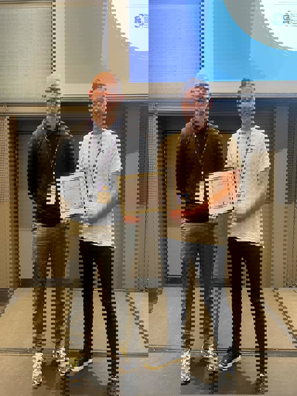 Bilde av to personer og diplom