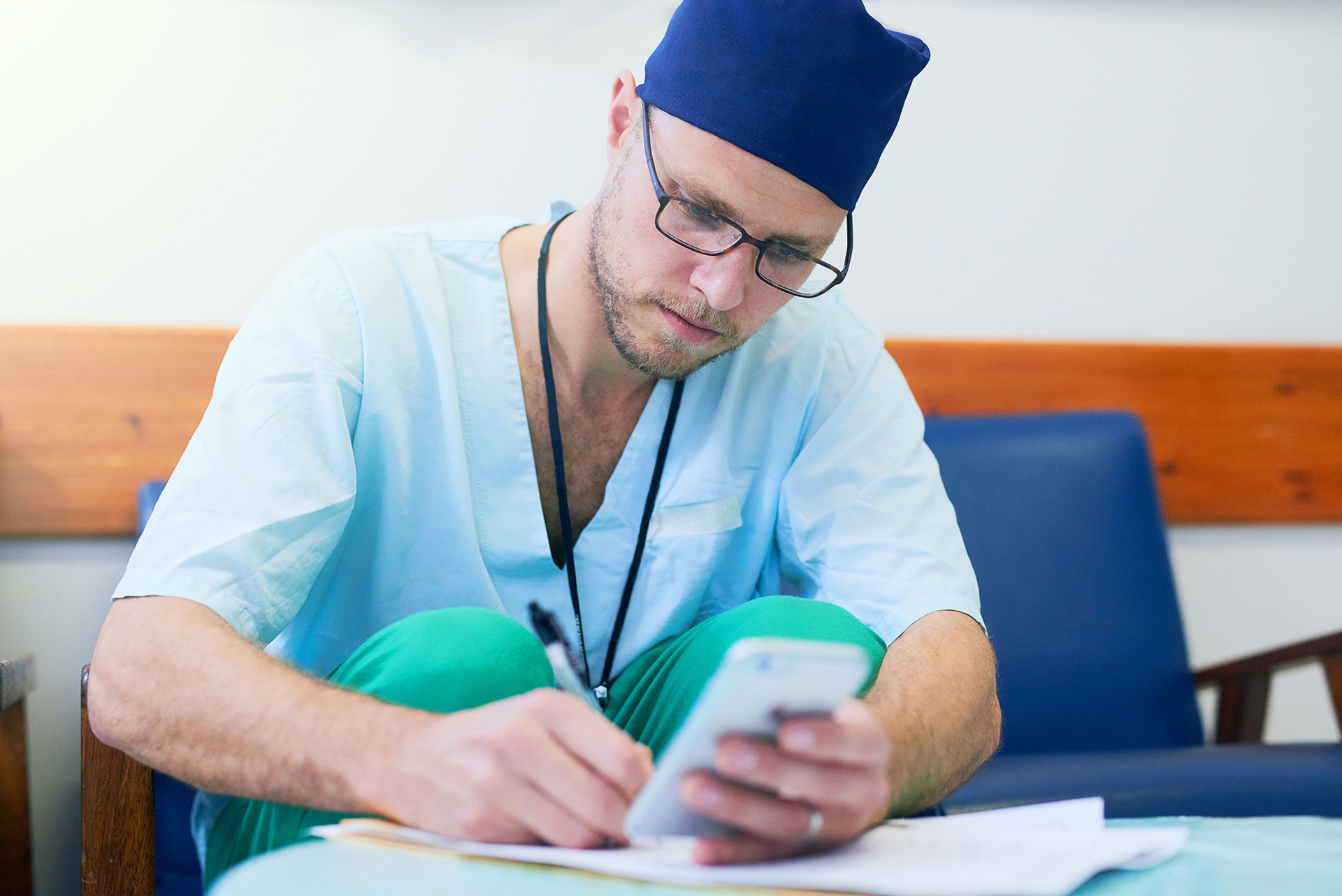 Mannlig lege skriver journal. Foto: Colourbox.