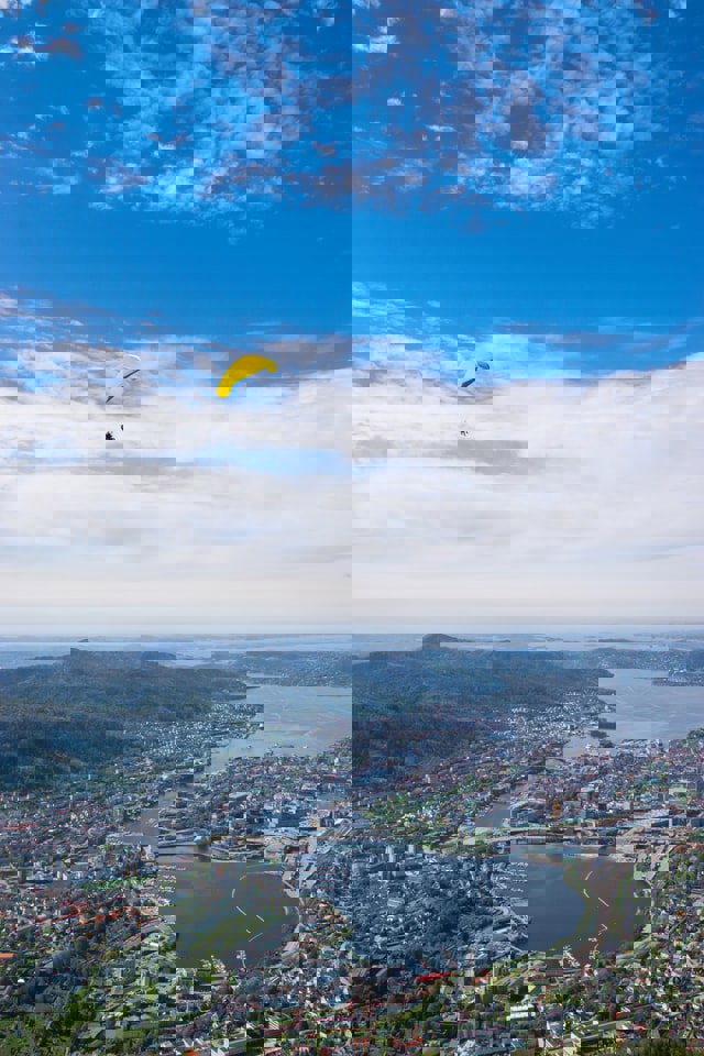 Paraglider over Bergen by. Foto: Irfan Alijagic on Unsplash.com