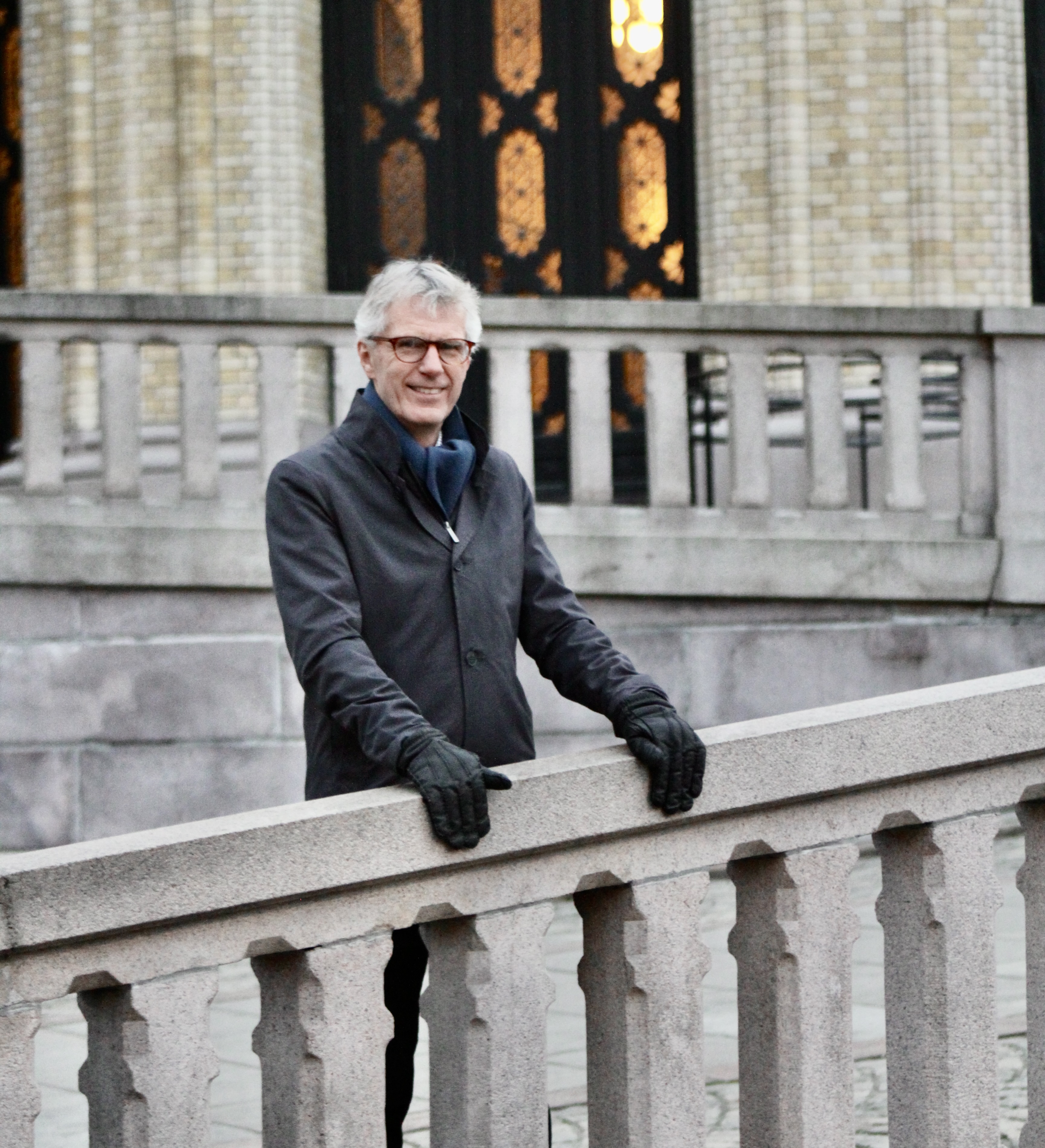 Mann med m&oslash;rk jakke utenfor Stortinget.