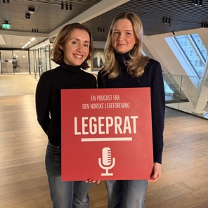 Bilde av medisinstudentene Elise Skimmerland og Esther Jakobsson med Legeprat-plakat.