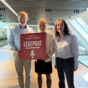 I denne episoden møter Erlend Hem forfatter og psykiater Cecilie Arentz-Hansen og Torunn Janbu, Legeforeningens første kvinnelige president. Foto: Legeforeningen