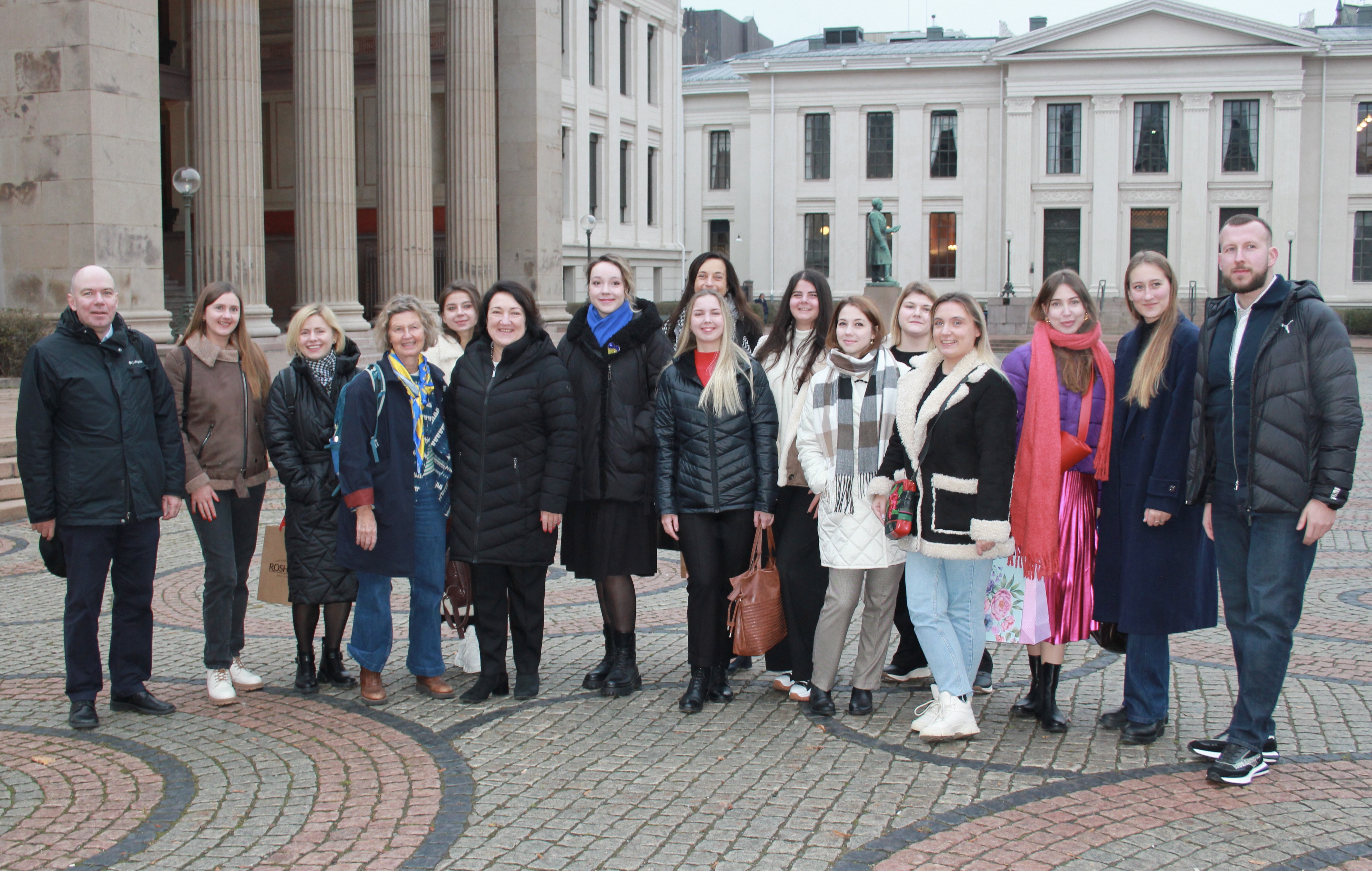 En gruppe mennesker p&aring; en stor plass i bysentrum