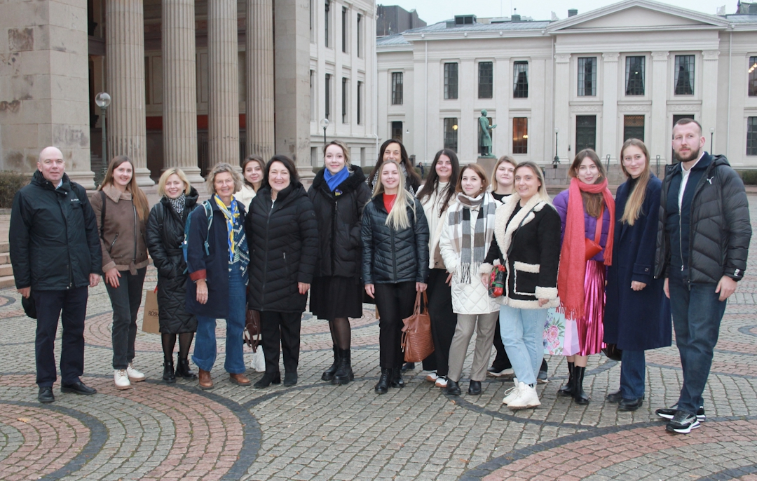 En gruppe mennesker på en stor plass i bysentrum