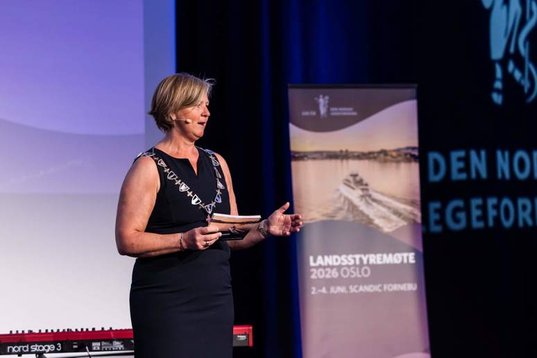 MÅ RUSTE OPP: – Det vi ikke har kapasitet til i vanlig drift, kan vi heller ikke trylle frem i en krise. Der Forsvaret ruster opp, kan ikke helsetjenesten bygges ned, sa Anne-Karin Rime i sin åpningstale til landsstyret. Foto: Legeforeningen/Thomas B. Eckhoff.