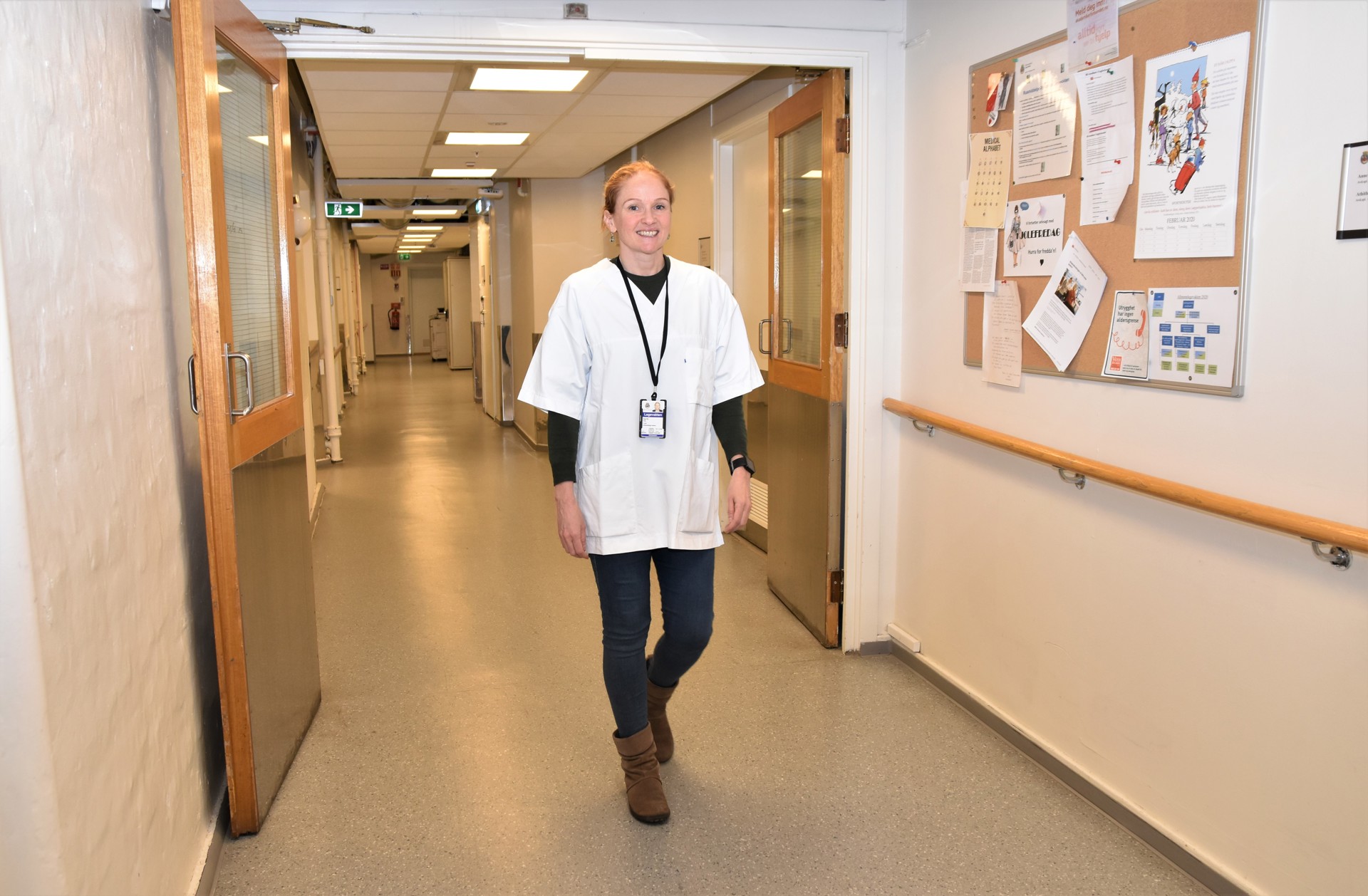 Female doctor in hallway. Ingvild Vik i gangen foto lisbeth nilsen
