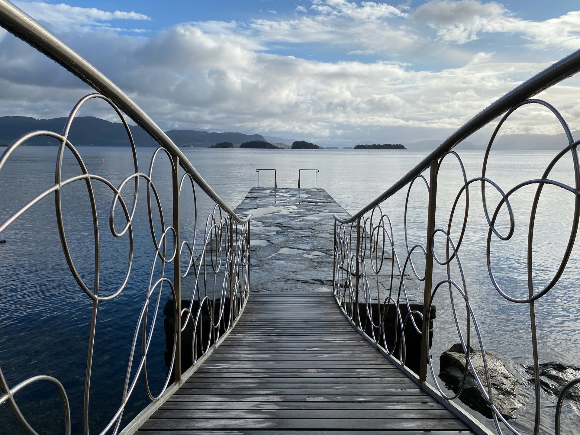 Brygge ned mot sjøen