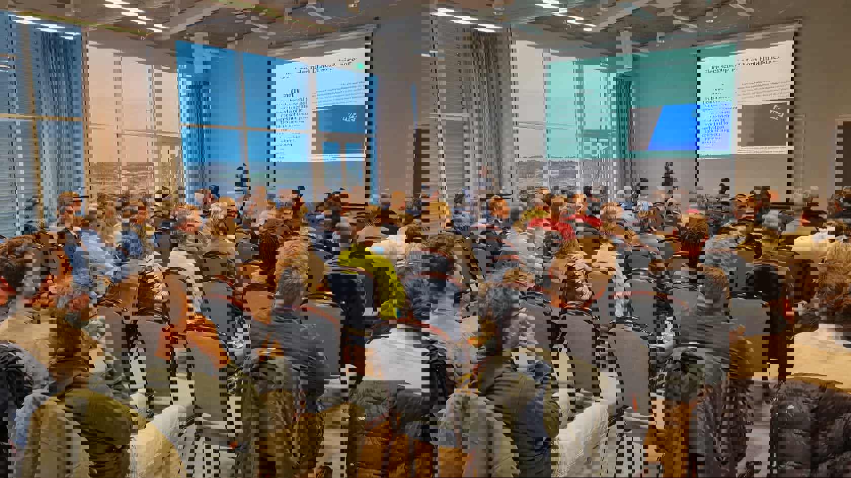 AI, godt oppmøte, men flere tomme stoler, foto Peter Christersson