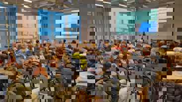 AI, godt oppmøte, men flere tomme stoler, foto Peter Christersson