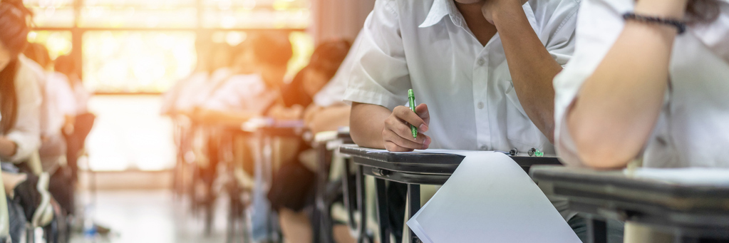 studenter som skriver på en prøve i et klasserom. Foto: Istockphoto.com