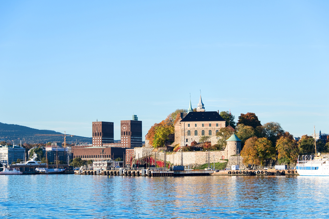 Oslo rådhus og Akershus festning sett fra vannet. Foto: Istockphoto.com