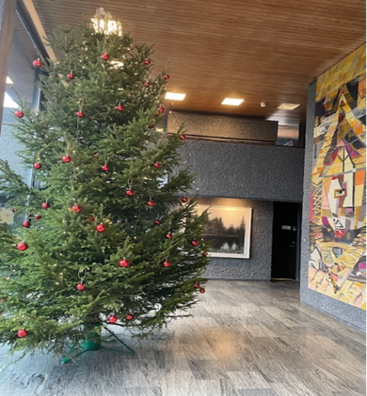 Bilde av juletreet i kommunehuset i Asker