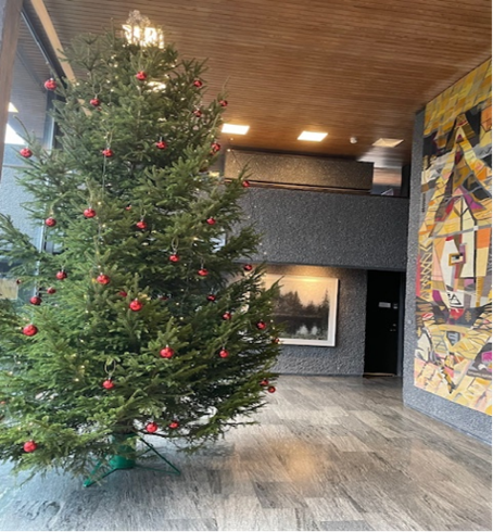 Bilde av juletreet i kommunehuset i Asker