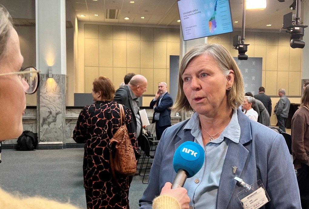 – Framskrivningsmodellene som brukes er høyst usikker og heftet med en rekke feil. Vi må i tillegg sikre reell involvering av de ansatte. Man planlegger tross alt også for deres fremtidige arbeidsplass, sier Anne-Karin Rime. Her fra dagens pressekonferanse. Foto: Legeforeningen/Knut E. Braaten.