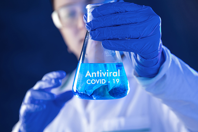  Laboratoriet holder kolbe med antivirale medisiner.
