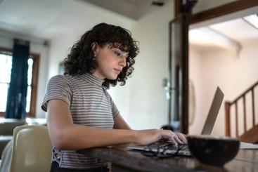 Kvinne som sitter foran pcen. Foto: Akademikernepluss