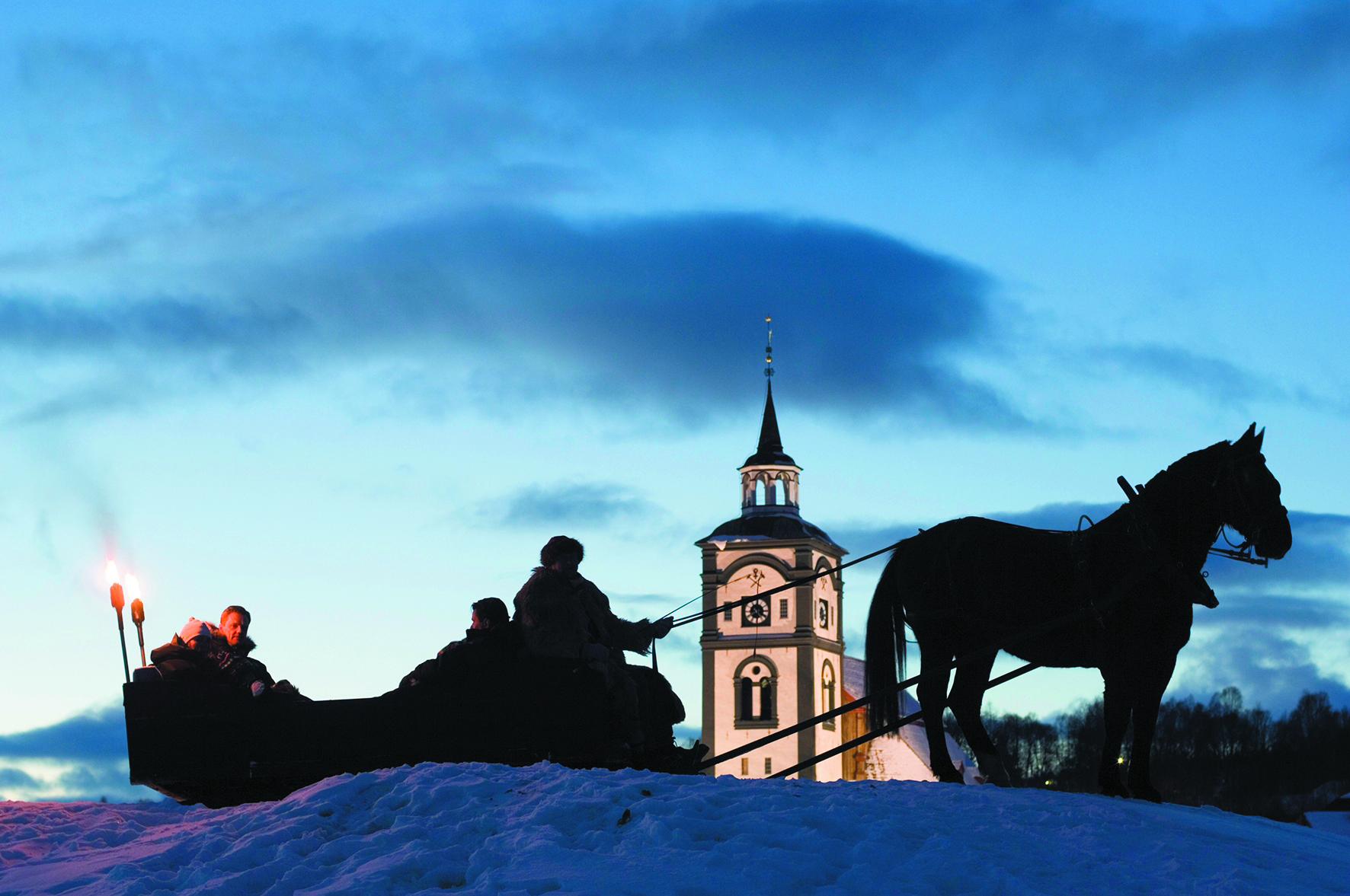 Hest og slede foran Røros kirke